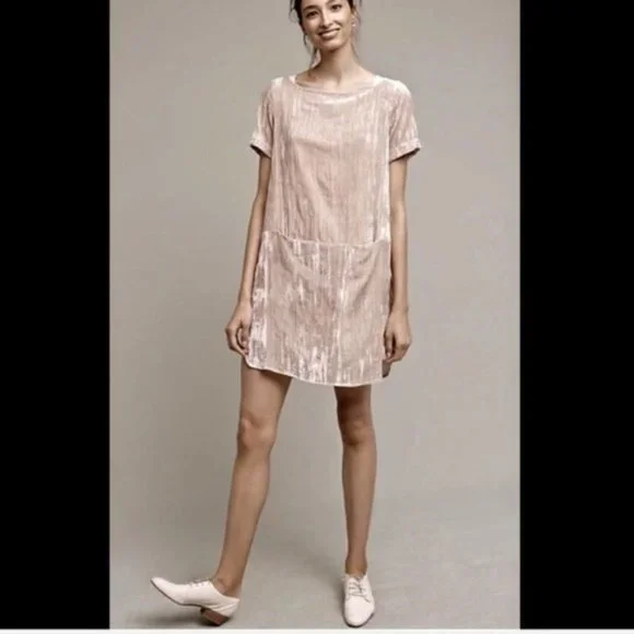 Floreat Crushed Velvet Short Sleeve Shift Dress - Picture 5 of 5